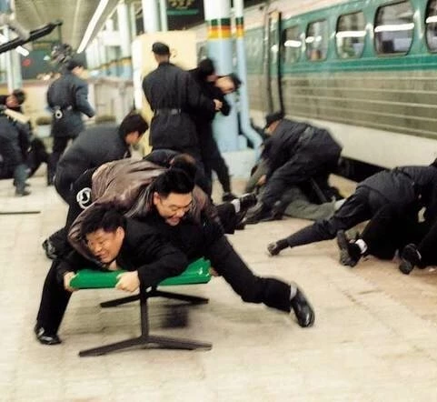 Посвети зажигалкой (2002) через торрент скачать Посвети зажигалкой (2002) фильм через торрент скачать